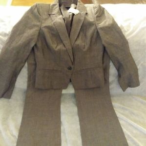 Brand New Ann Taylor Suit size 6